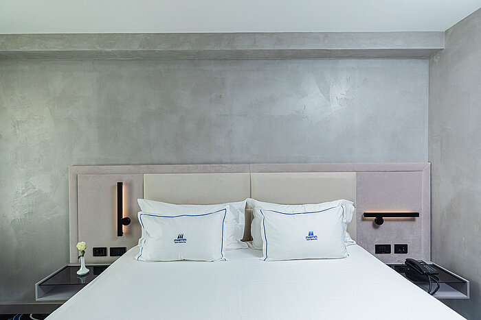 Modern double bed at Maritim Resort Marina Bay with stylish headboard and pillows