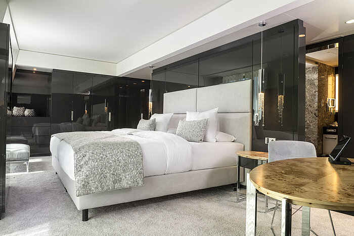 Elegant hotel room at Maritim Hotel Ingolstadt with king-size bed, modern details, and warm lighting.