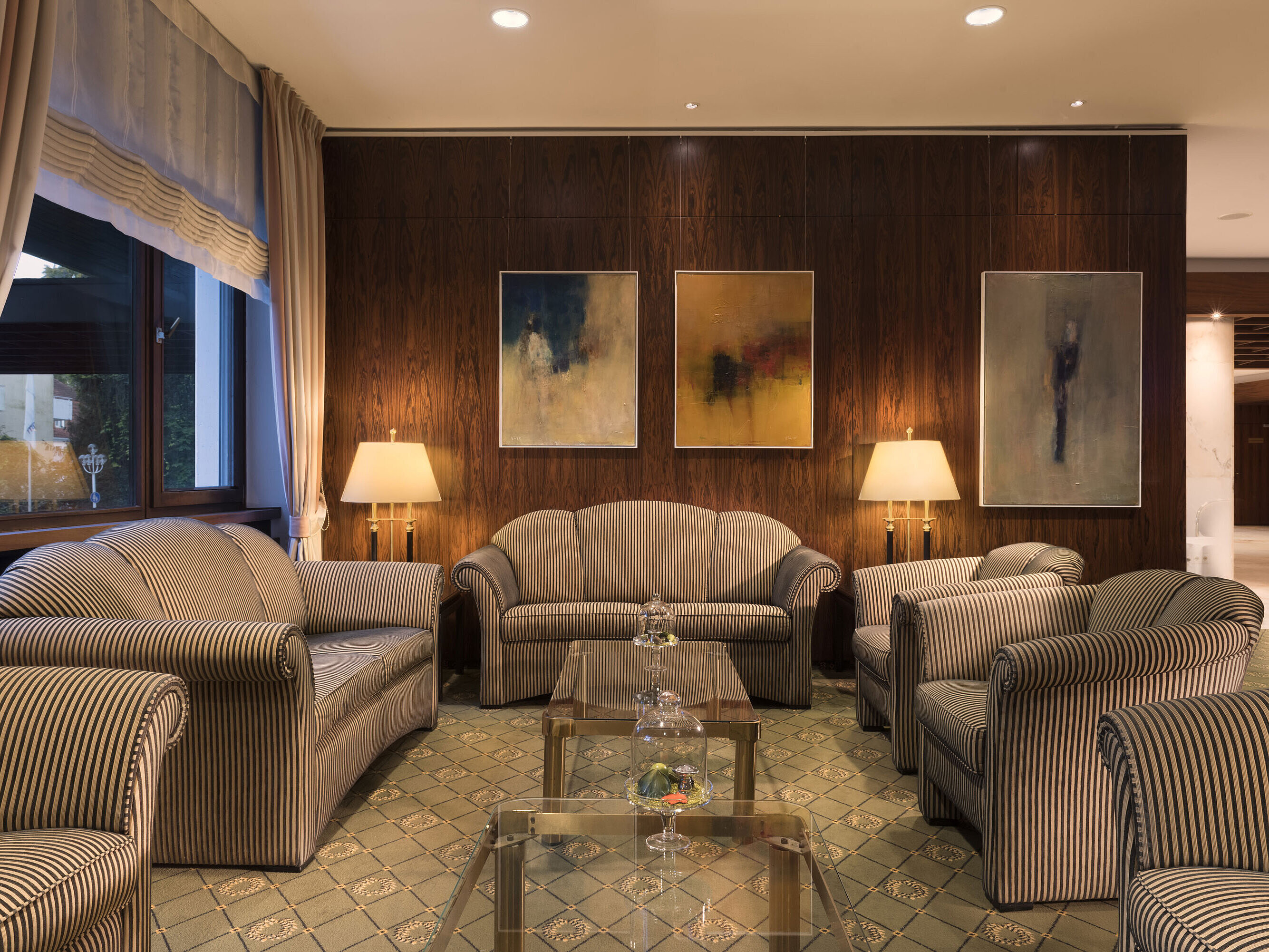 Stylishly furnished lobby at Maritim Hotel Bad Salzuflen with armchairs, sofas and lamps