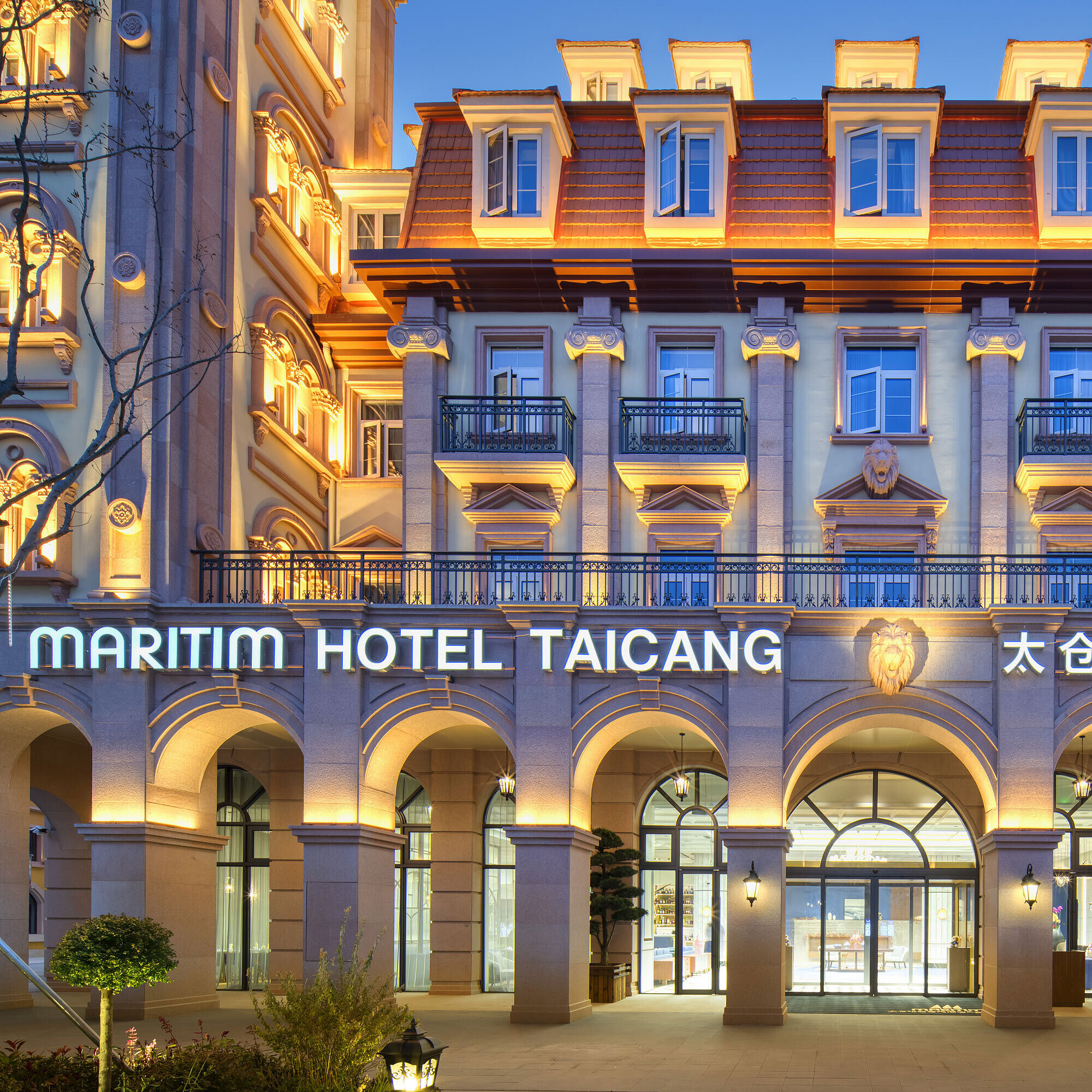 Illuminated exterior of the Maritim Hotel Taicang showcasing elegant architectural design