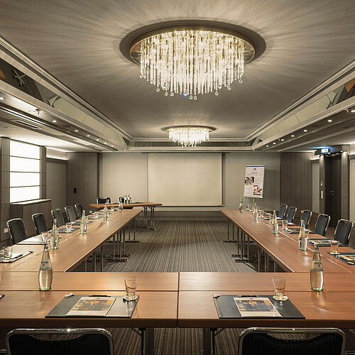 U-shape seating, water bottles and modern equipment at the Maritim Hotel Munich