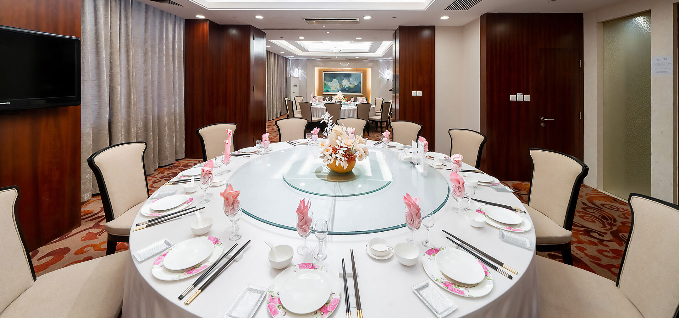 優雅擺設的圓形宴會桌，搭配花卉裝飾、現代燈飾與時尚氛圍，專為特殊場合打造