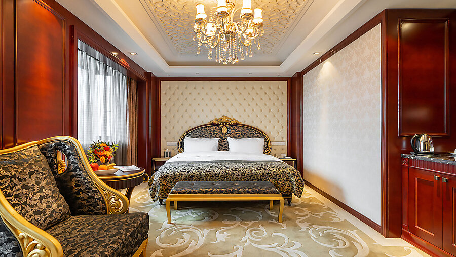 優雅的酒店客房配有寬敞大床、水晶吊燈及奢華裝潢