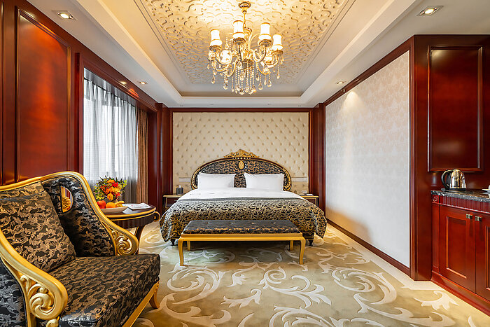 優雅的酒店客房配有寬敞大床、水晶吊燈及奢華裝潢