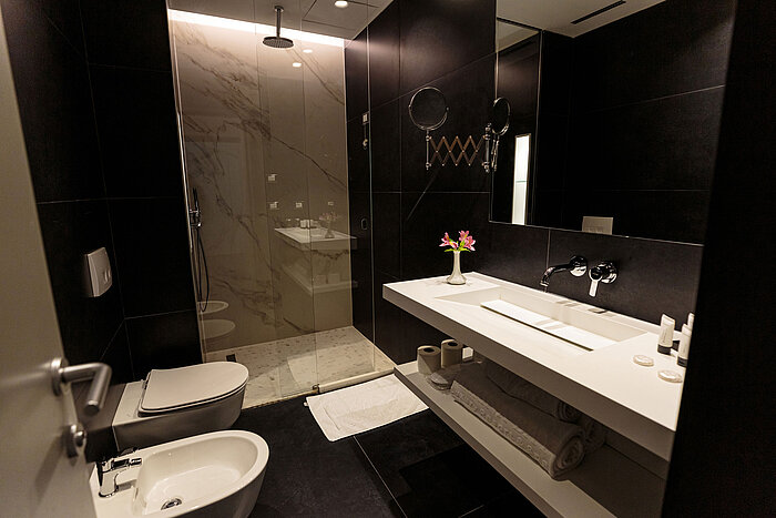 Modern bathroom at Maritim Resort Marina Bay with shower, bidet and stylish design