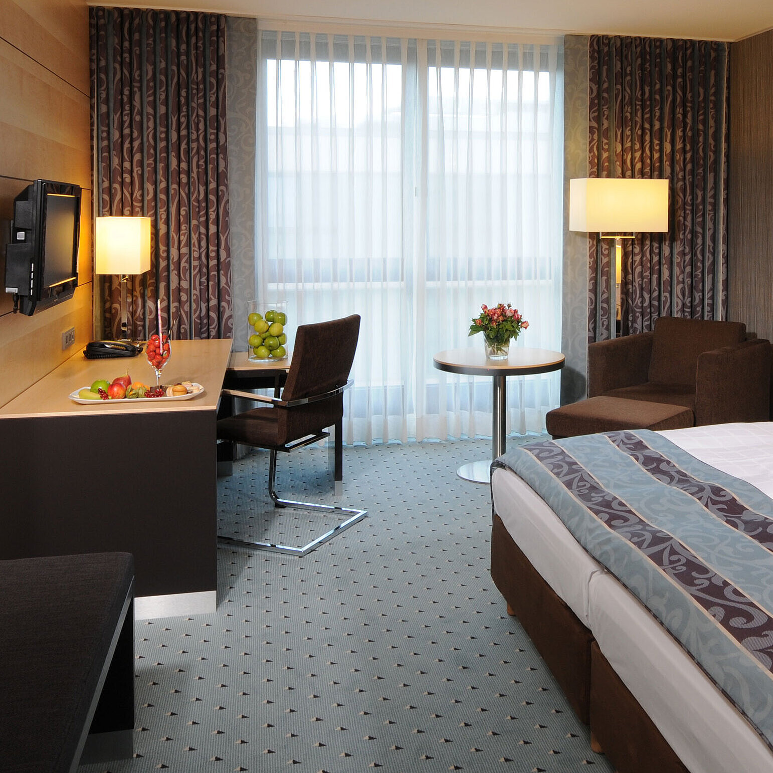 Superior room at Maritim Hotel Düsseldorf with stylish double bed, modern desk, cozy seating area, and fresh details.
