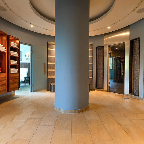 Wellness area at Maritim Hotel Düsseldorf with sauna, towels and shelves