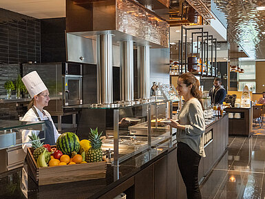 Show kitchen at Maritim Hotel Ingolstadt with fresh ingredients and personal service.