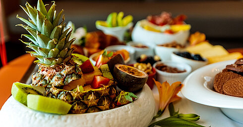 Colourful fruit platter at Maritim Resort Marina Bay with pineapple, kiwi, strawberries and tropical fruits