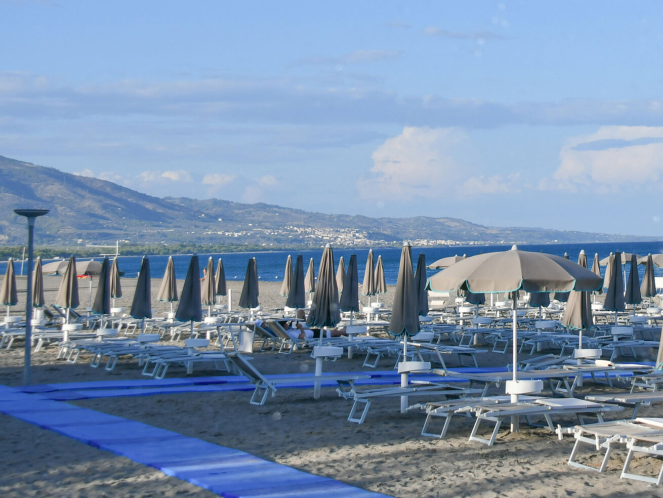 Numerous loungers and umbrellas on the hotel’s beach at Maritim Resort Calabria
