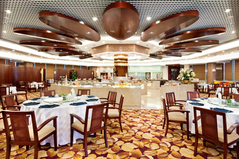 現代風格的休息區配備色彩繽紛的扶手椅、裝飾性層架、舒適的座椅組合及明亮的自然光線