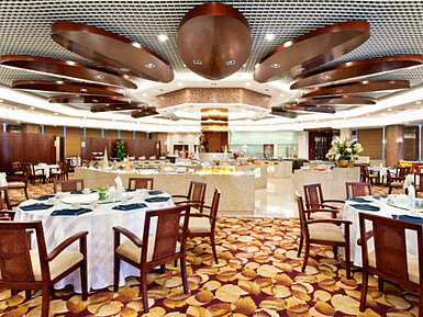 現代風格的休息區配備色彩繽紛的扶手椅、裝飾性層架、舒適的座椅組合及明亮的自然光線