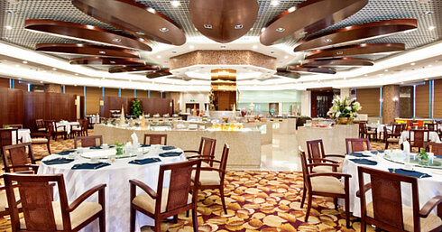 現代風格的休息區配備色彩繽紛的扶手椅、裝飾性層架、舒適的座椅組合及明亮的自然光線