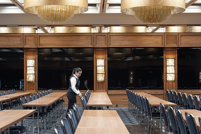 Elegant conference hall with chandeliers and row seating at the Maritim Hotel Darmstadt