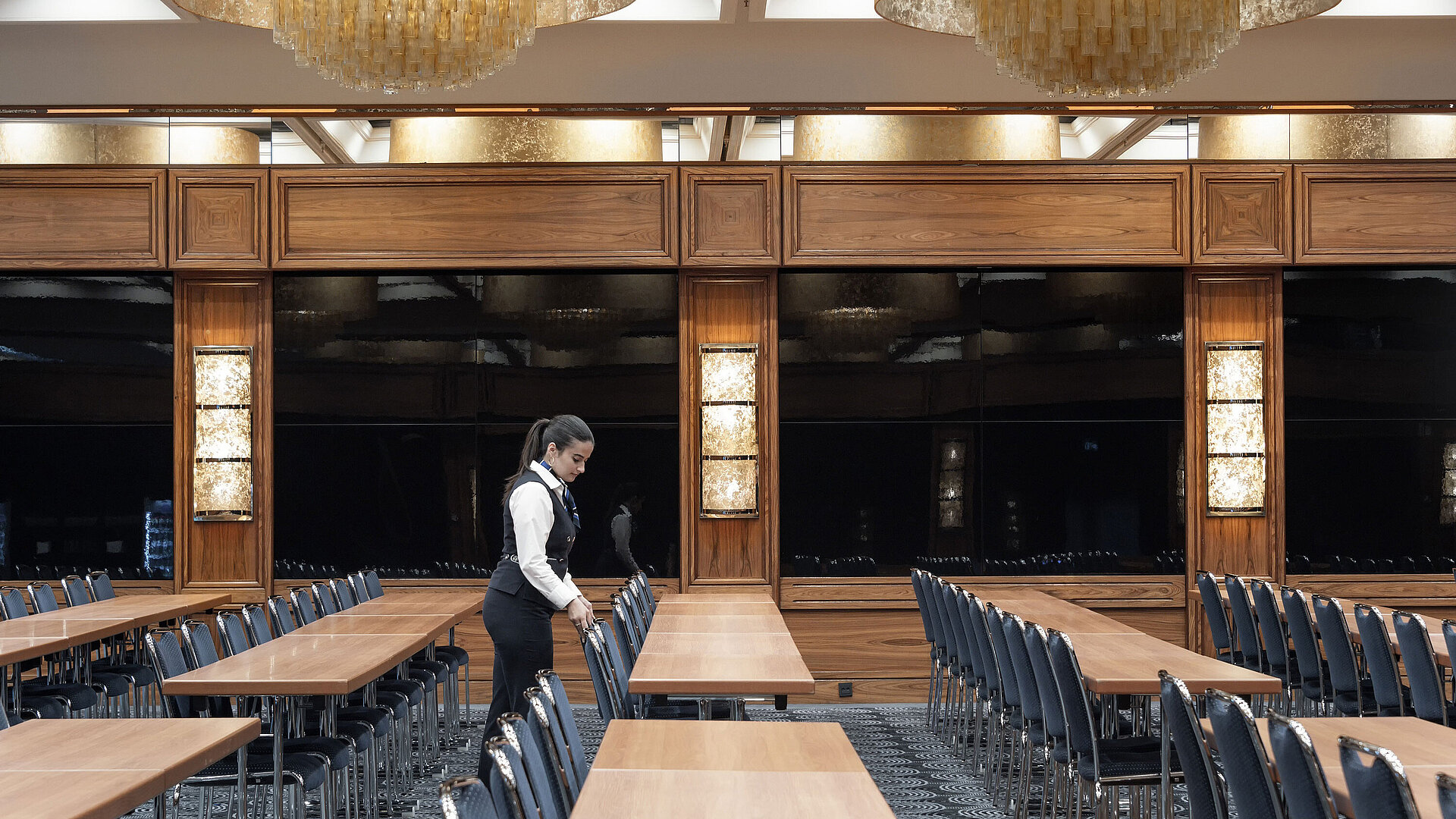 Elegant conference hall with chandeliers and row seating at the Maritim Hotel Darmstadt