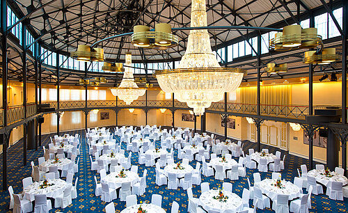 Grand banquet hall with round tables and chandeliers at Maritim Hotel Stuttgart