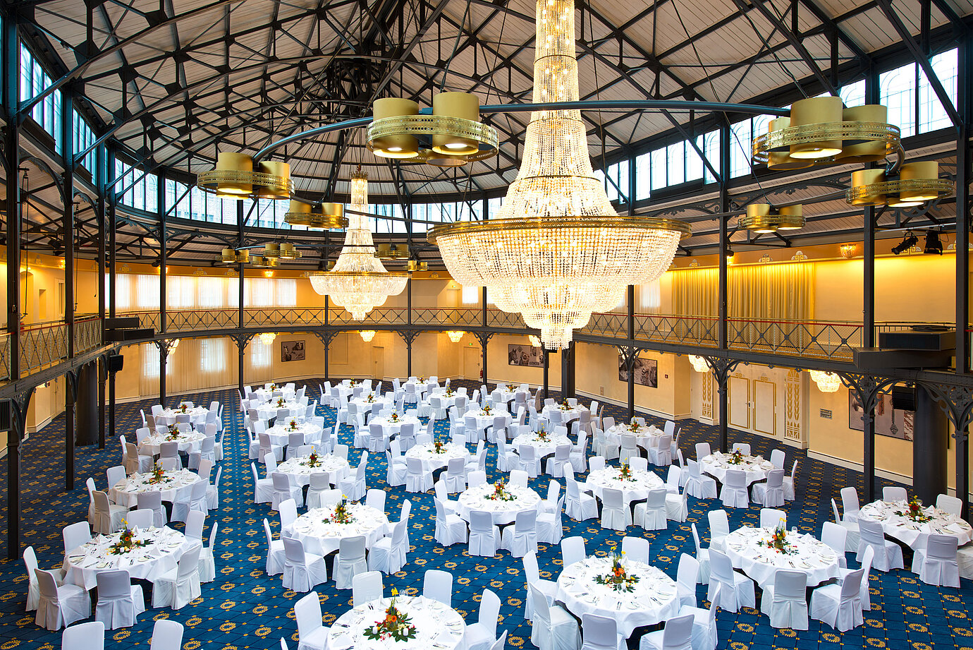 Grand banquet hall with round tables and chandeliers at Maritim Hotel Stuttgart