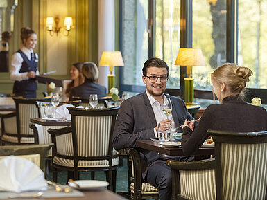 Guests enjoying a stylish dinner at L'Echalote restaurant in the Maritim Hotel Bremen with friendly service.