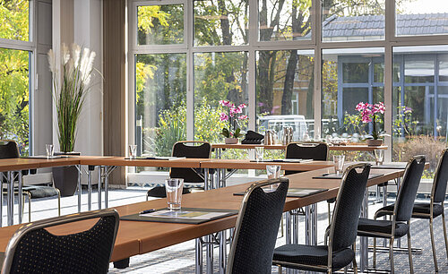Bright conference room with large windows and a green view at the Maritim Hotel Königswinter.