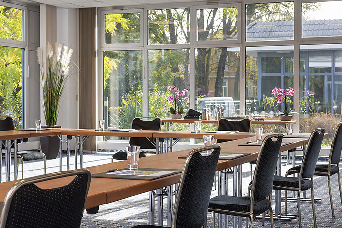 Bright conference room with large windows and a green view at the Maritim Hotel Königswinter.