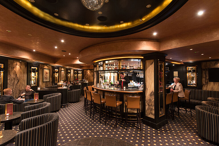 Stylish hotel bar at Maritim Hotel Fulda with cozy ambiance, elegant counter, and relaxed lounge.