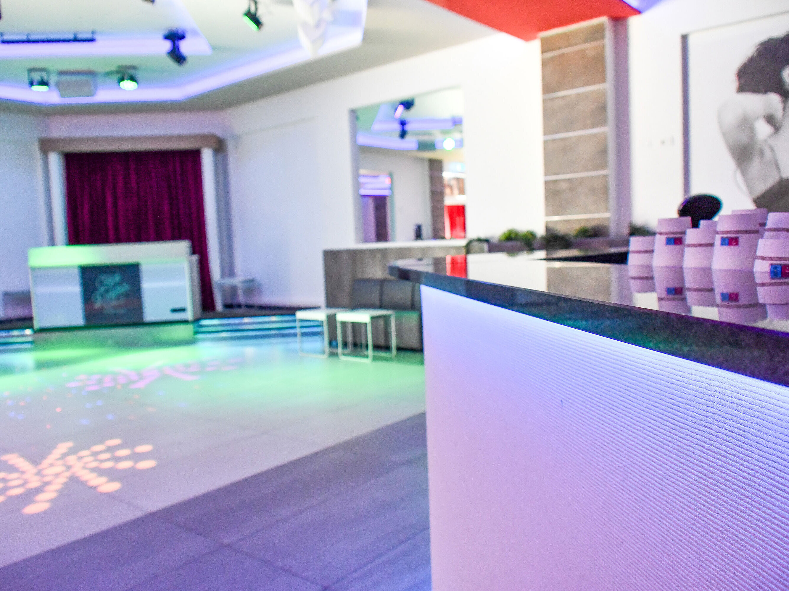 Illuminated bar with stylish counter at the nightlife area of Maritim Resort Calabria