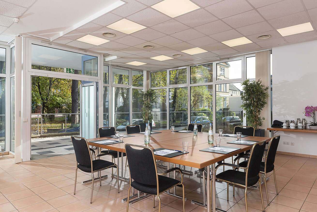 Conference room with large windows and direct terrace access at the Maritim Hotel Königswinter.