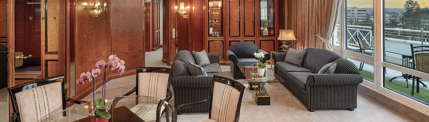 Spacious suite with chandelier, stylish furniture and sunset view at the Maritim Hotel Bad Wildungen