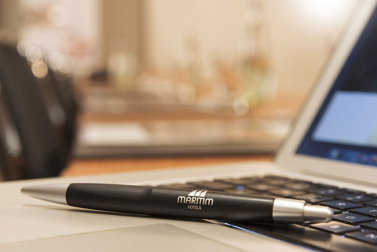 Maritim-branded pen on laptop in the meeting room of the Maritim Hotel Munich
