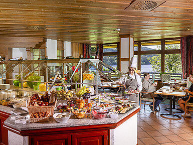 Generous breakfast buffet with lake view at the Maritim Hotel Titisee