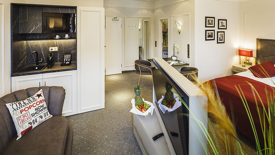 Junior suite with living area and coffee corner at Hansa Hotel Wiesbaden