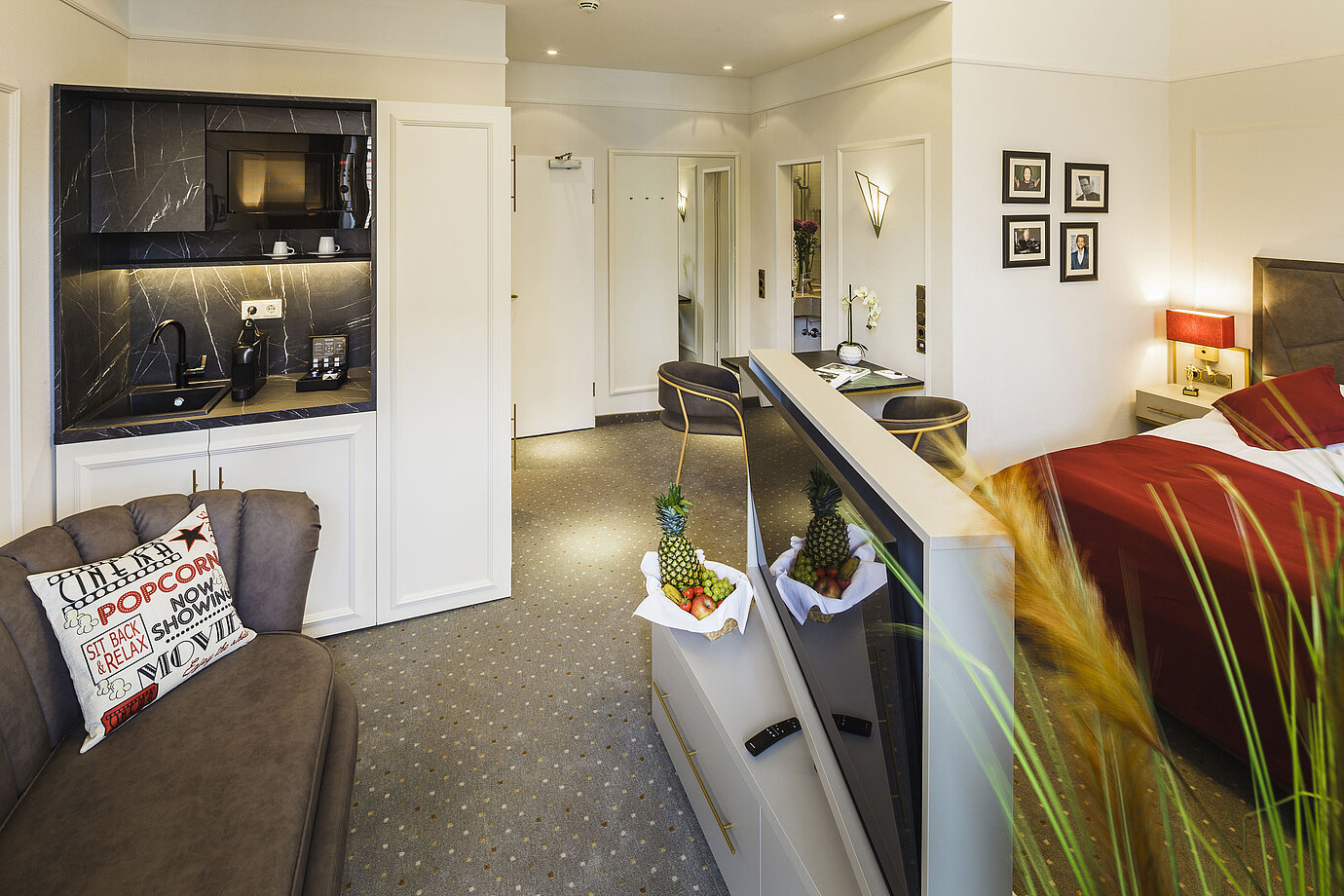 Junior suite with living area and coffee corner at Hansa Hotel Wiesbaden