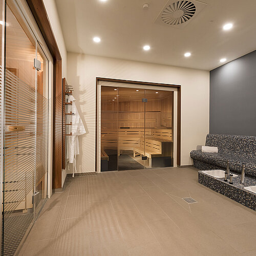 Relaxing sauna area at Maritim Hotel Bonn featuring modern seating and a Kneipp basin for recovery and wellness.