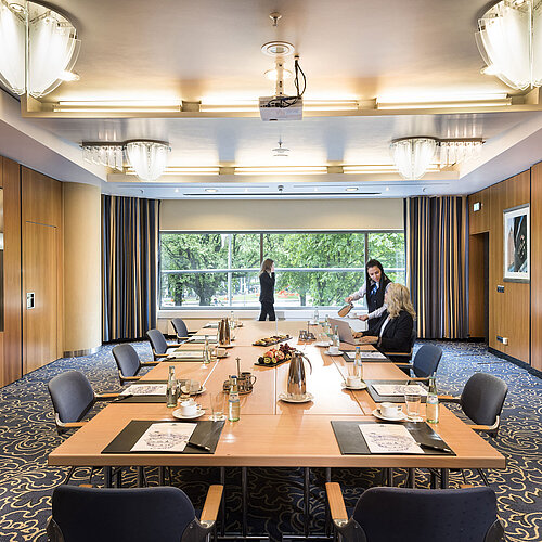 Modern conference room at Maritim Hotel Frankfurt with a large table, natural light, and elegant design.