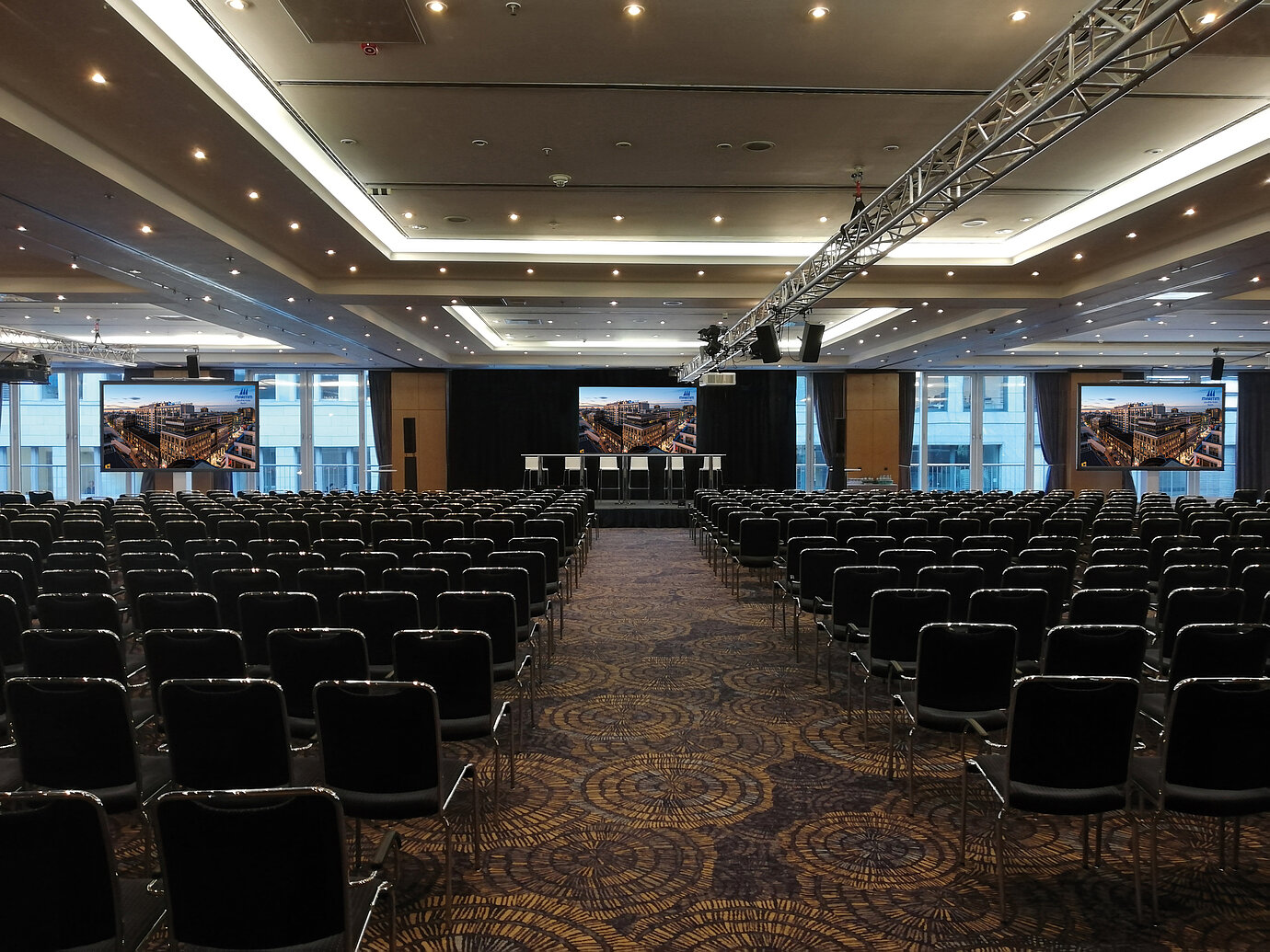 Large conference room with modern equipment and row seating at the Maritim proArte Hotel, ideal for conferences and events.