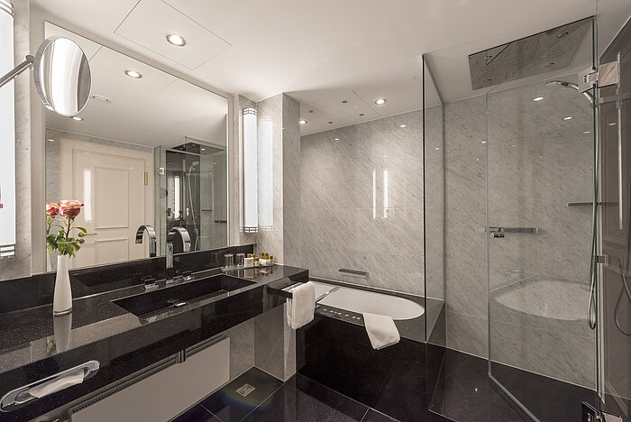 Luxurious bathroom of the Presidential Suite at the Maritim Hotel Bremen with elegant bathtub and stylish decor.