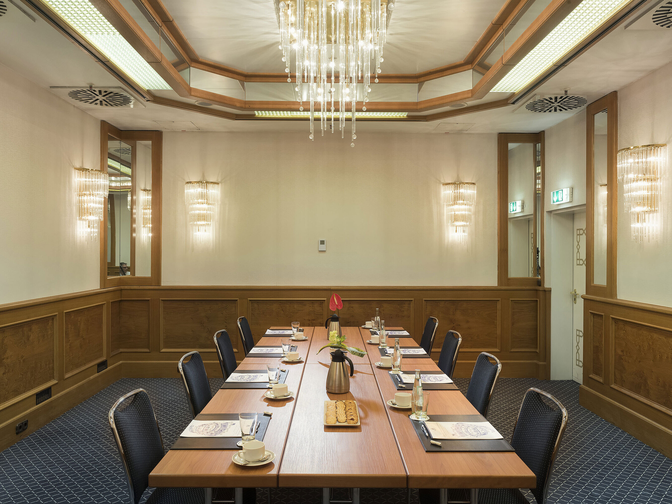 Small meeting room with coffee, biscuits and flowers at the Maritim Hotel Munich
