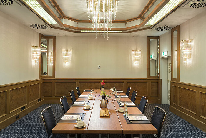 Small meeting room with coffee, biscuits and flowers at the Maritim Hotel Munich