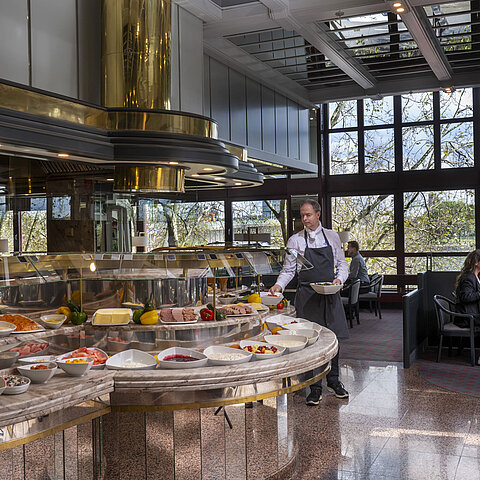 The "Rôtisserie" restaurant at Maritim Hotel Cologne offers a diverse buffet with various dishes to choose from.