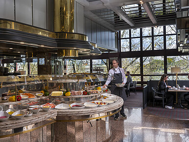 The "Rôtisserie" restaurant at Maritim Hotel Cologne offers a diverse buffet with various dishes to choose from.