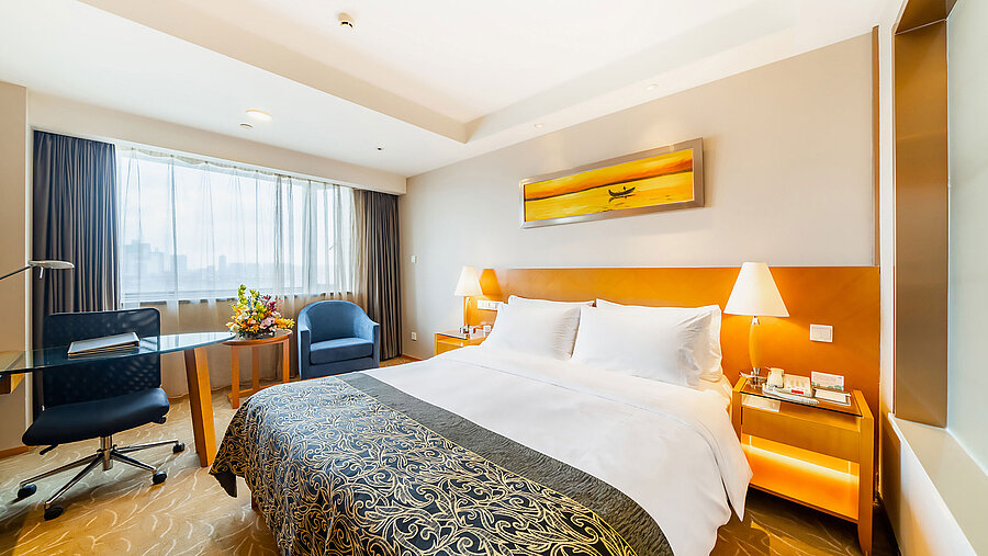 現代化酒店客房配備寬敞床鋪、書桌、舒適休憩區及充足自然光線，營造舒適放鬆的氛圍