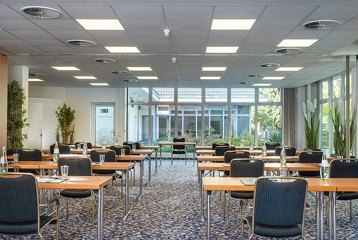 Modern conference room with natural light, flexible seating, and stylish ambiance at the Maritim Hotel Königswinter.
