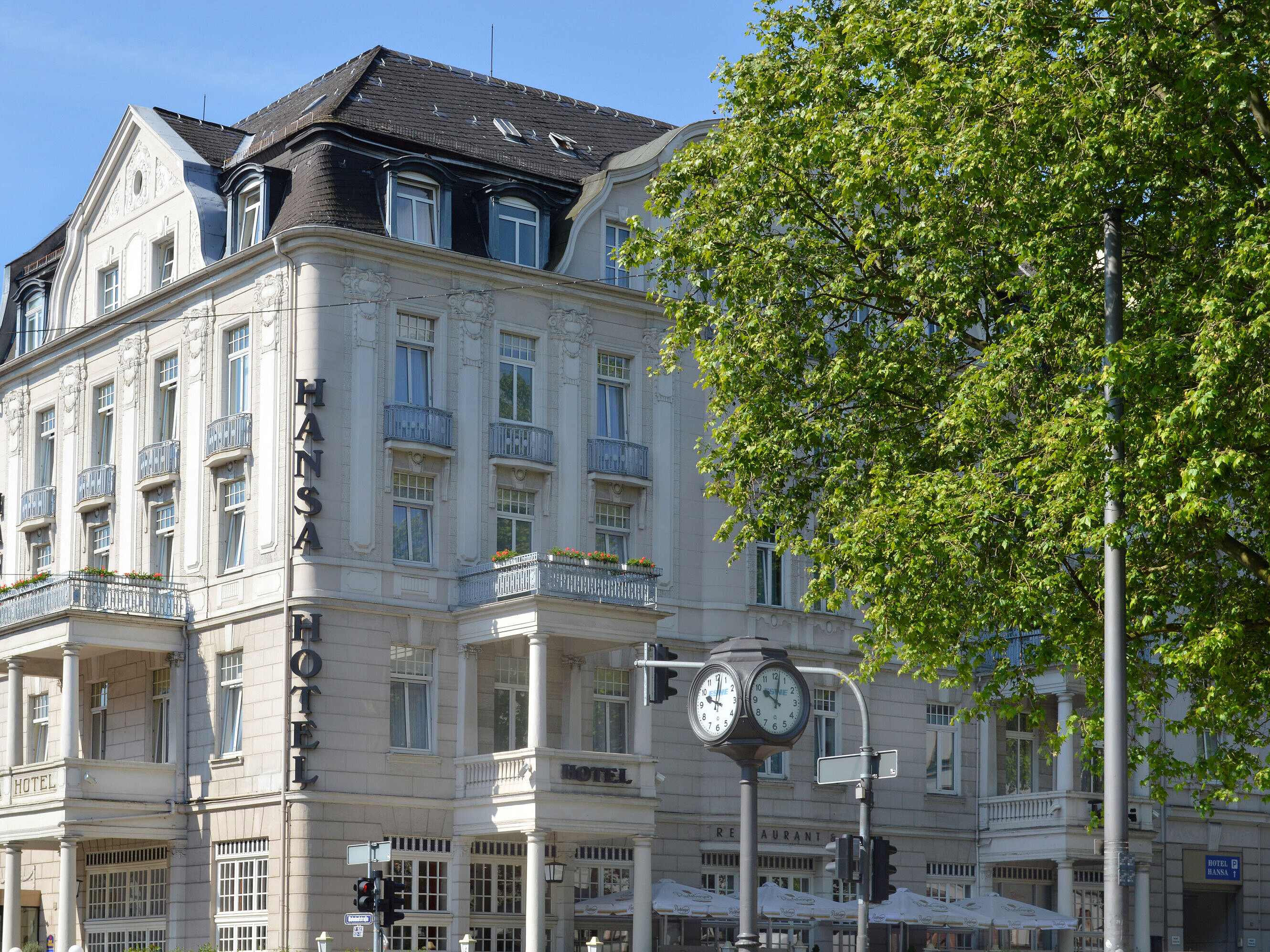 Exterior view of Hansa Hotel Wiesbaden in daylight with classic façade