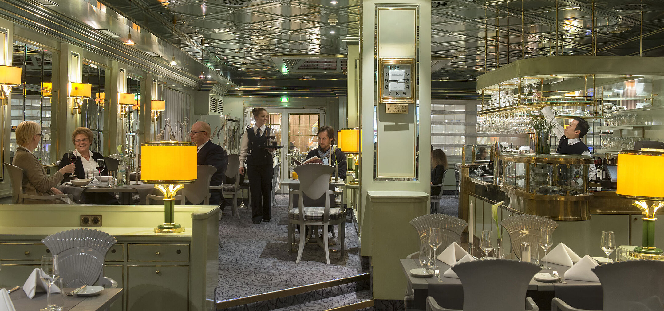 Stylish restaurant with elegant design and guests at Maritim Hotel Stuttgart