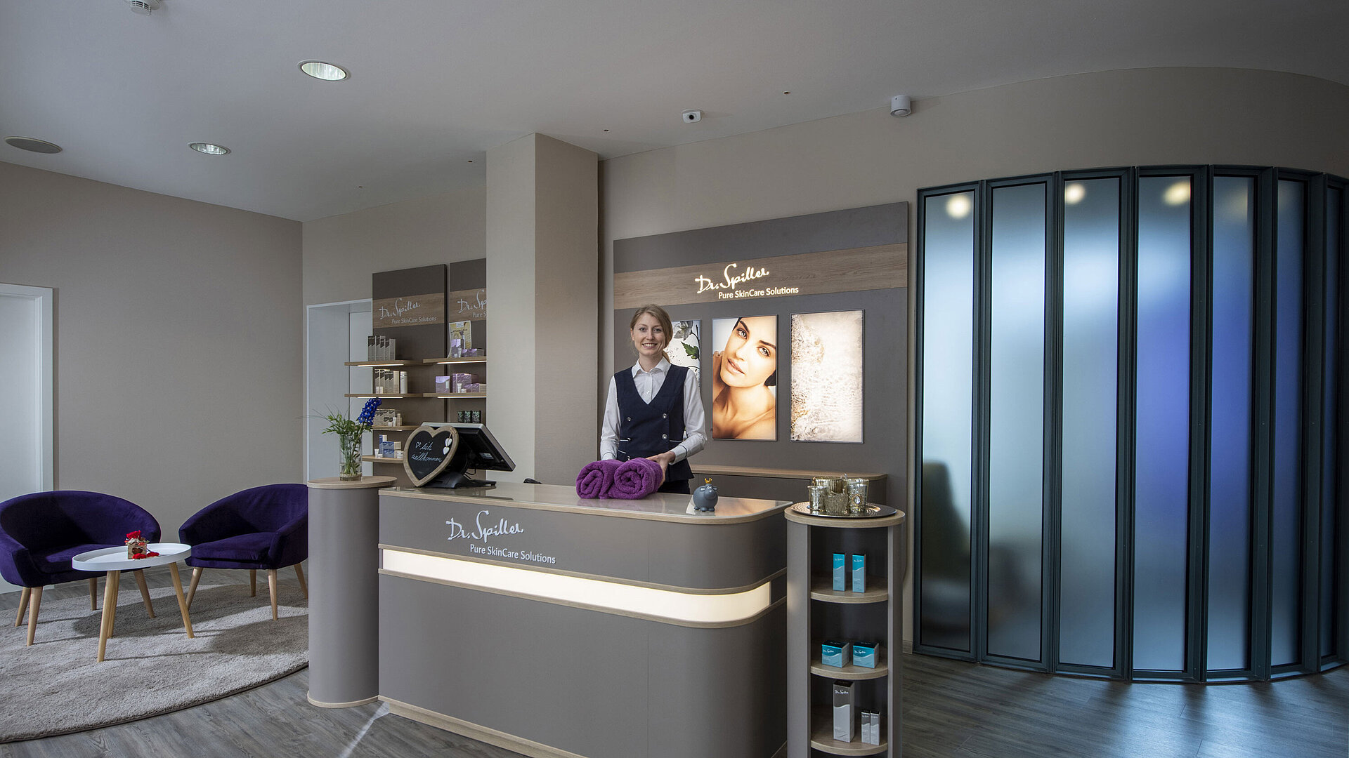 Friendly staff at the spa reception of Maritim Hotel Titisee with Dr. Spiller products