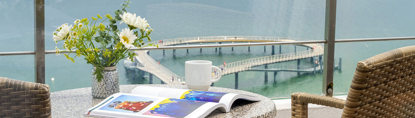 Balcony at Maritim Seehotel Timmendorfer Strand with table, chairs and Baltic Sea view