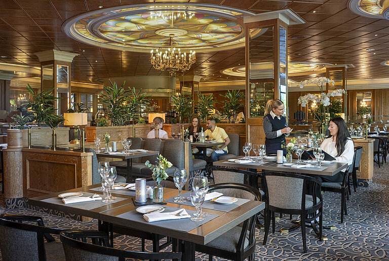 Stylish restaurant at Maritim Hotel Hannover with friendly service and elegant ambiance.