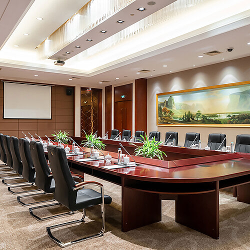 配備大型會議桌、黑色皮革座椅、投影幕及頂級照明系統的現代化會議室