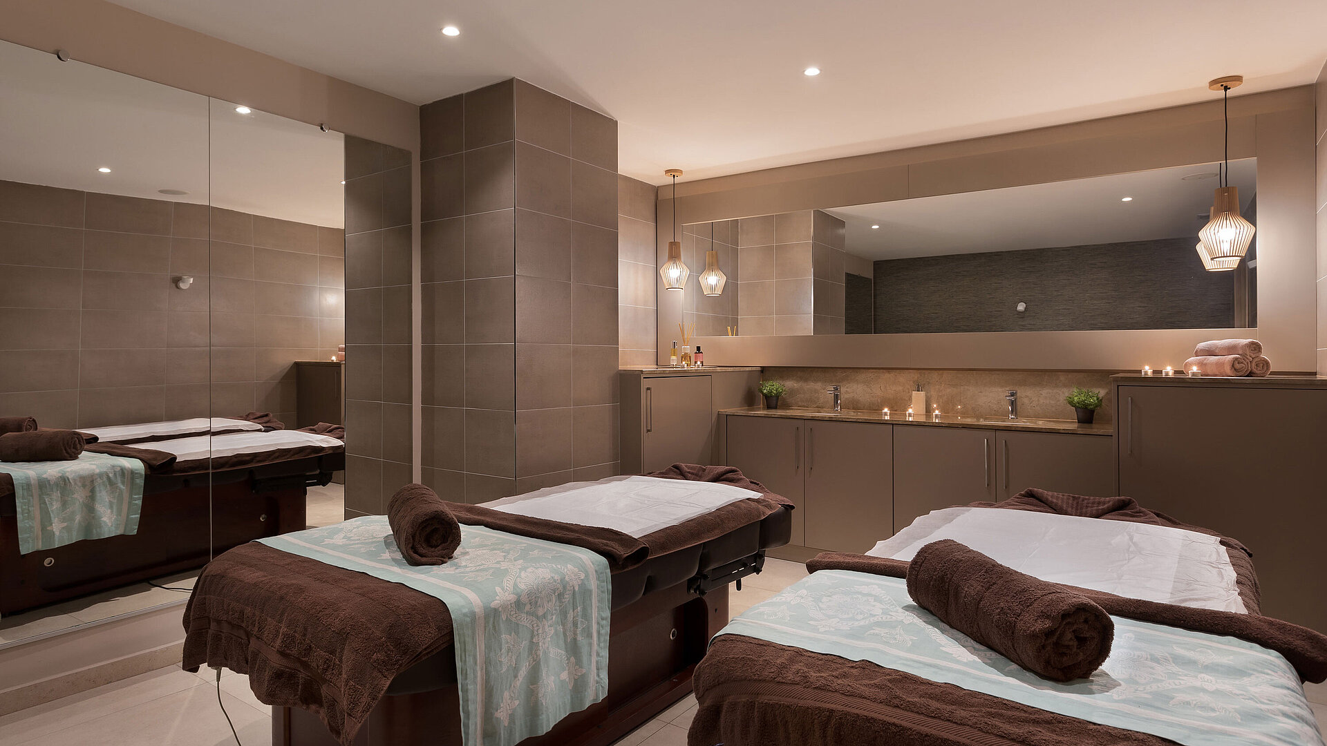 Elegant spa area at Maritim Antonine Hotel & Spa Malta with two massage beds, a warm ambience and a relaxing atmosphere.