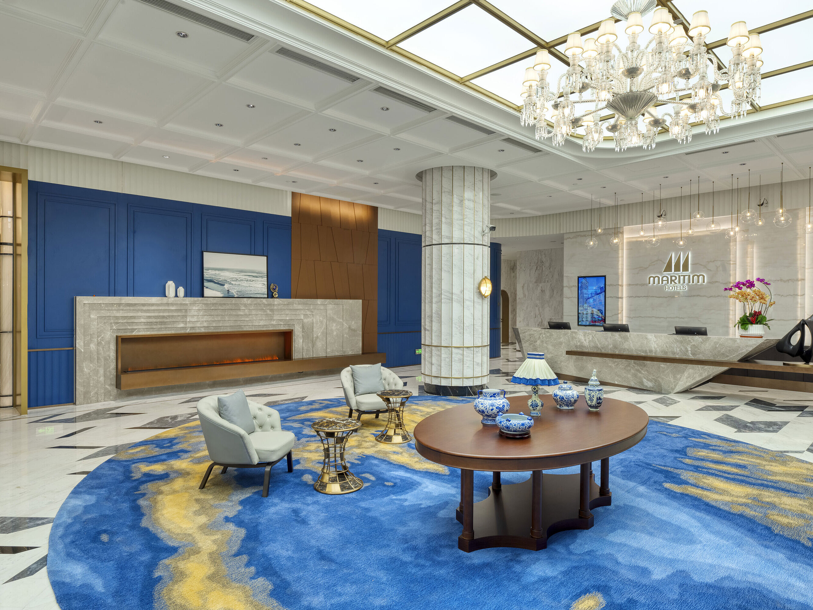 Modern lobby with reception, fireplace and elegant interior design at Maritim Hotel Taicang